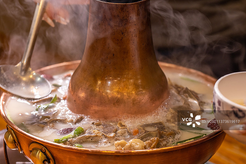火锅羊蝎子铜锅涮羊肉图片素材