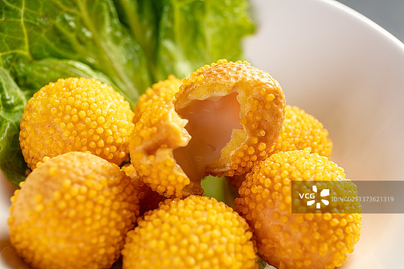 油炸椰汁流心球图片素材