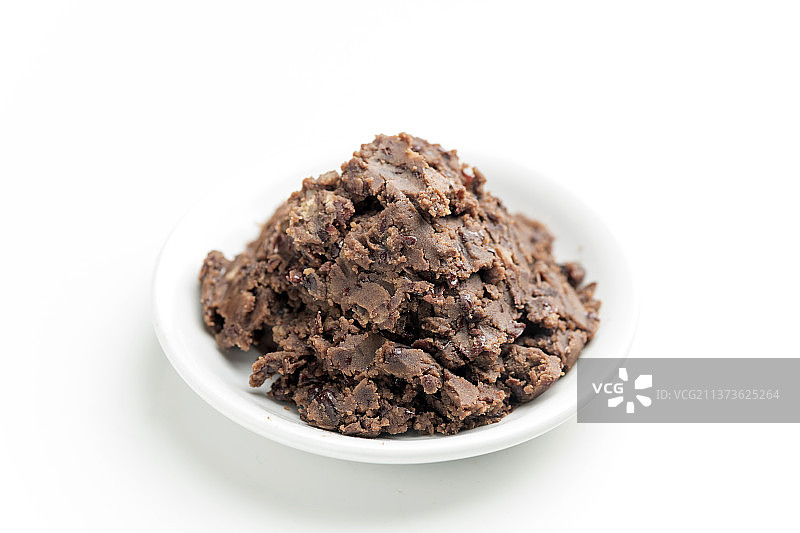 红豆馅和红豆摆放在桌面上特写图片素材