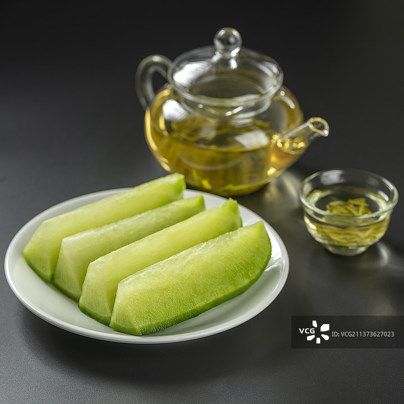 绿皮萝卜青萝卜与茶壶茶水特写图片素材