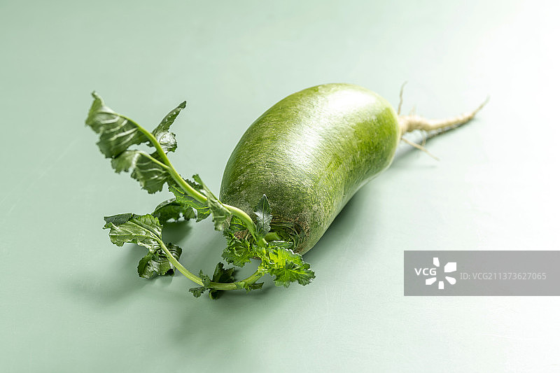 绿皮萝卜青萝卜与茶壶茶水特写图片素材