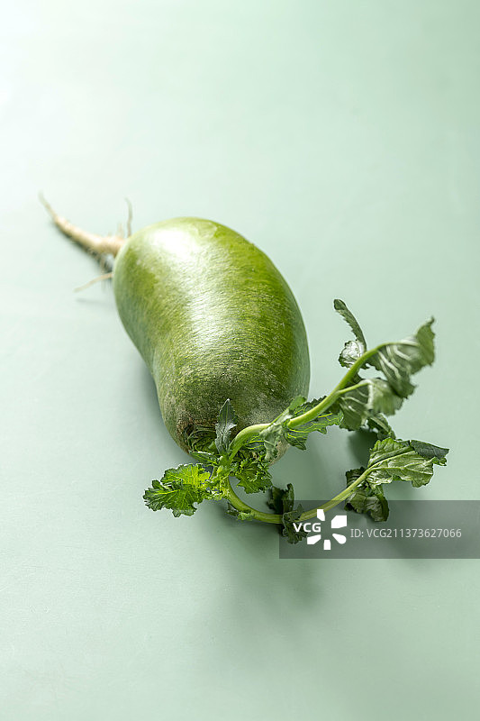 绿皮萝卜青萝卜与茶壶茶水特写图片素材