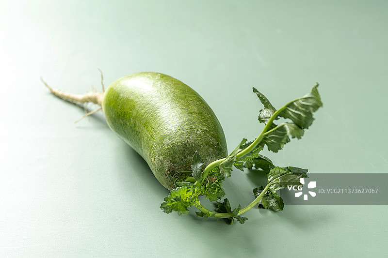 绿皮萝卜青萝卜与茶壶茶水特写图片素材