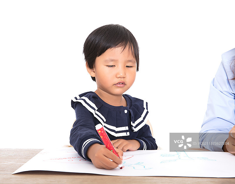 白背景前老师或孩子的妈妈在教孩子学习绘画图片素材