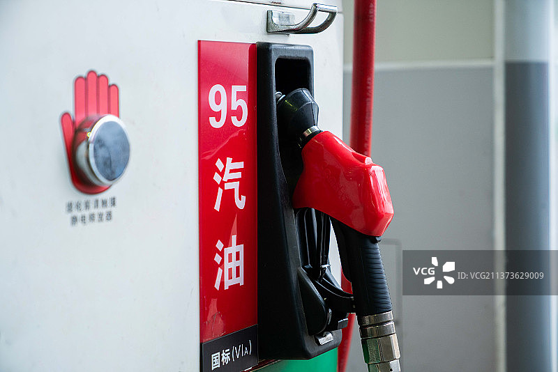 手动加油的汽车与燃料，特写，泵设备的汽油在加油站。图片素材