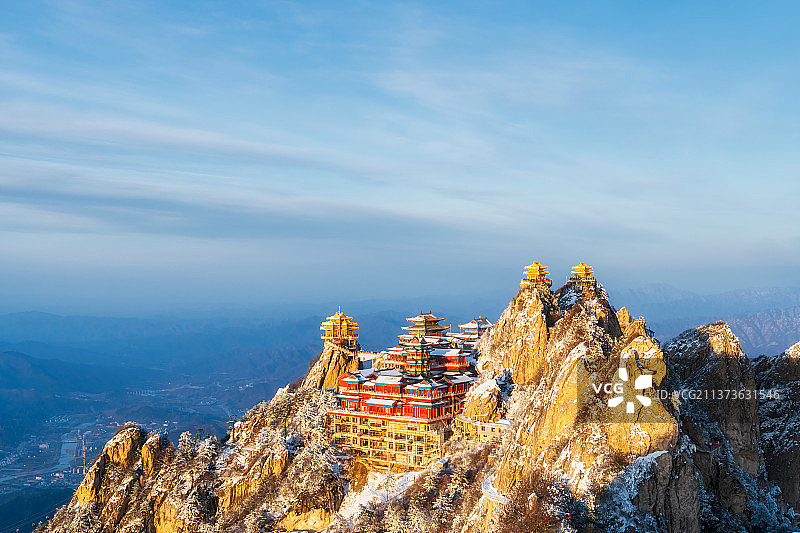 河南洛阳栾川老君山金顶道观群金殿冬季雪景户外风光高视角图片素材