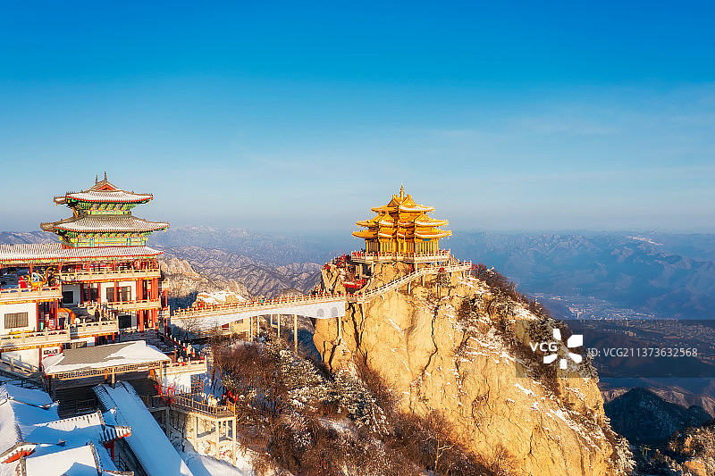 河南洛阳栾川老君山金顶道观群金殿与道德府日出时分户外风光航拍视角图片素材