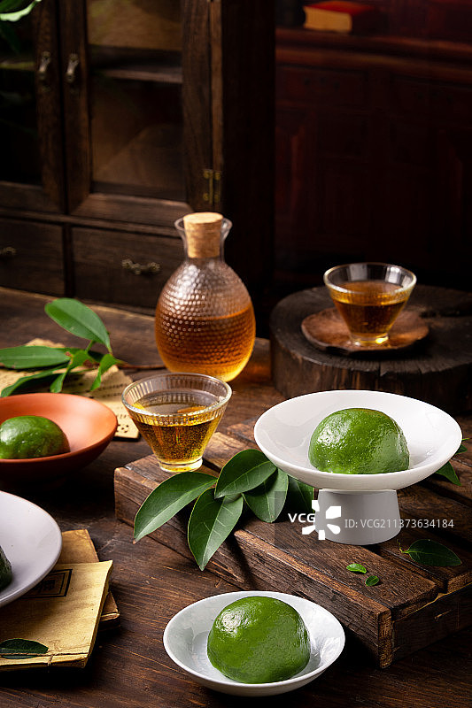 寒食节复古木桌上的青团图片素材