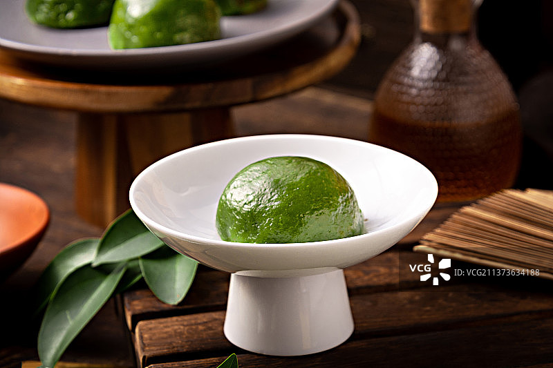 寒食节复古木桌上的青团图片素材