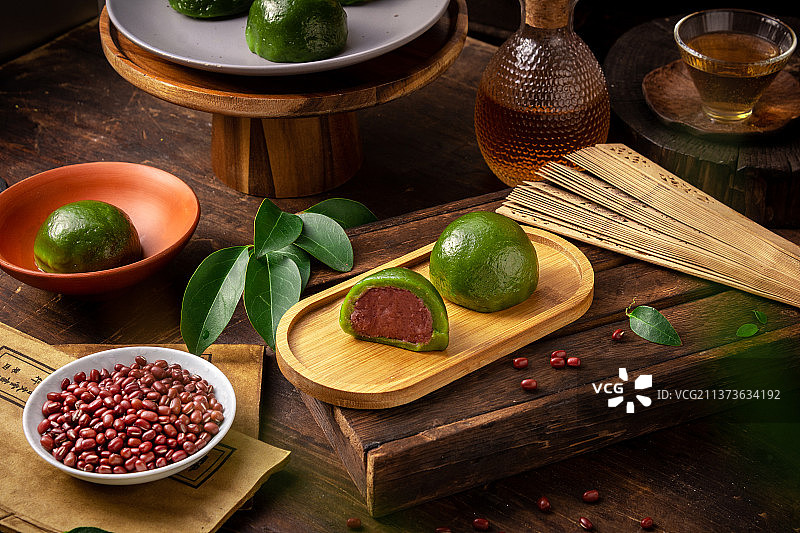 寒食节复古木桌上的青团图片素材