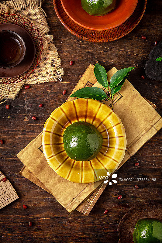 寒食节复古木桌上的青团图片素材