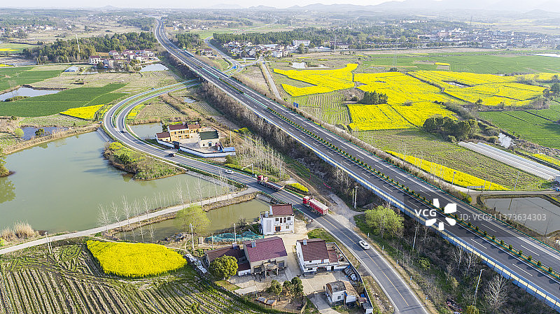 航拍安徽宣城郎溪县凌笪镇田园春色及穿境而过的溧宁高速和S202线图片素材