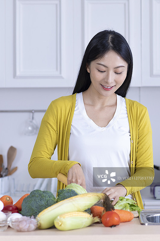 美女乐活生活厨房做菜图片素材