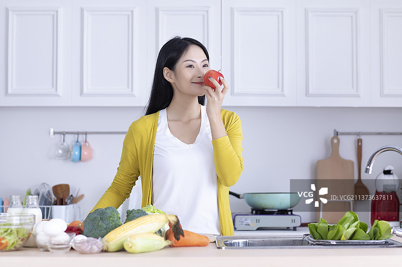 美女轻松自在生活厨房做菜图片素材