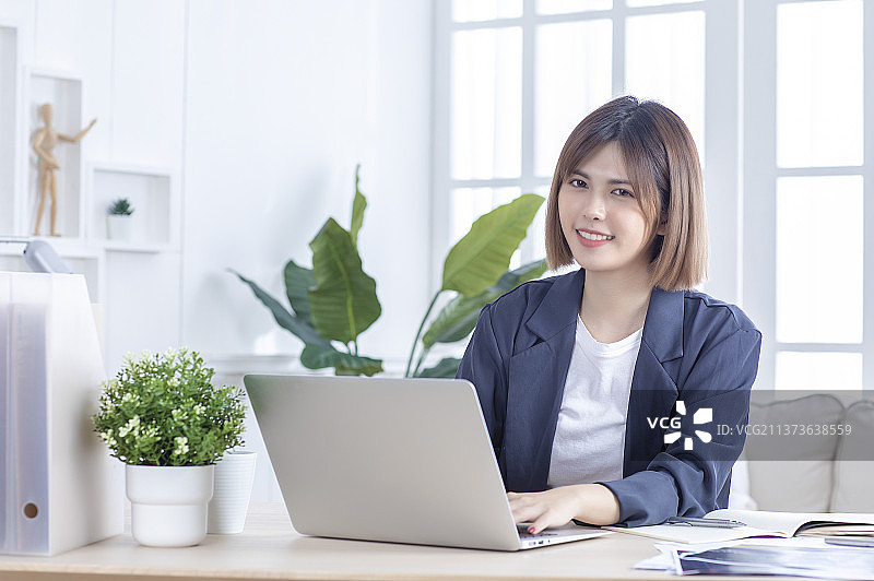 美女开心的在家工作图片素材