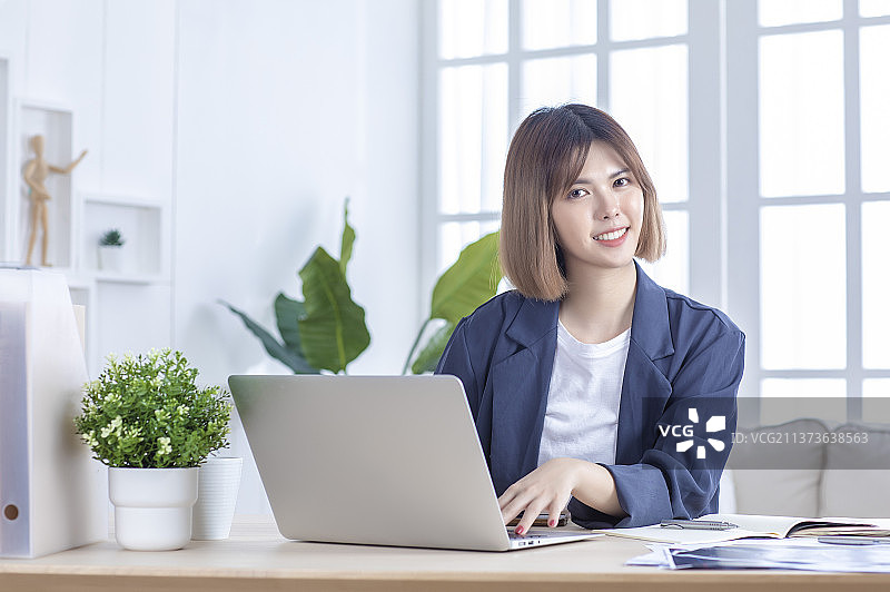 美女开心的在家工作图片素材
