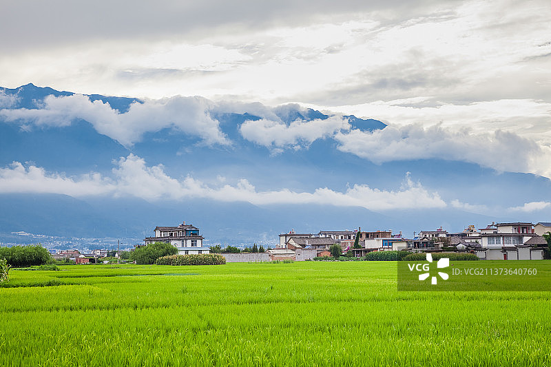 大理的农田与城镇图片素材