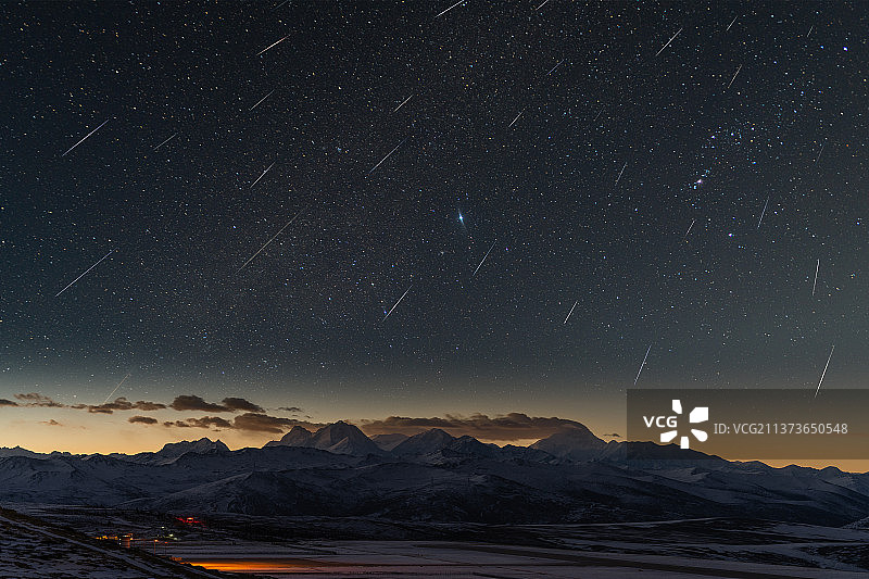 贡嘎山流星雨图片素材