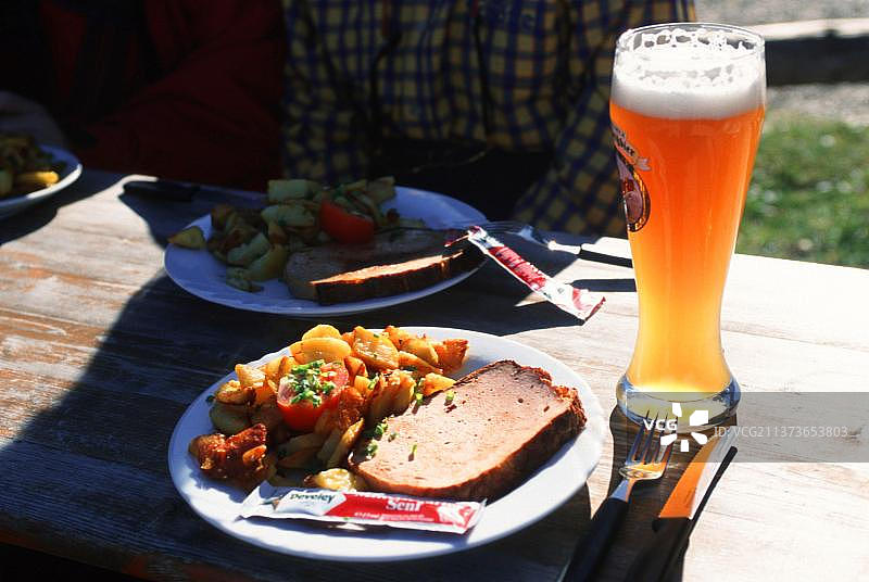 肝奶酪和啤酒拼盘，德国巴伐利亚美食，搭配炸土豆和啤酒图片素材