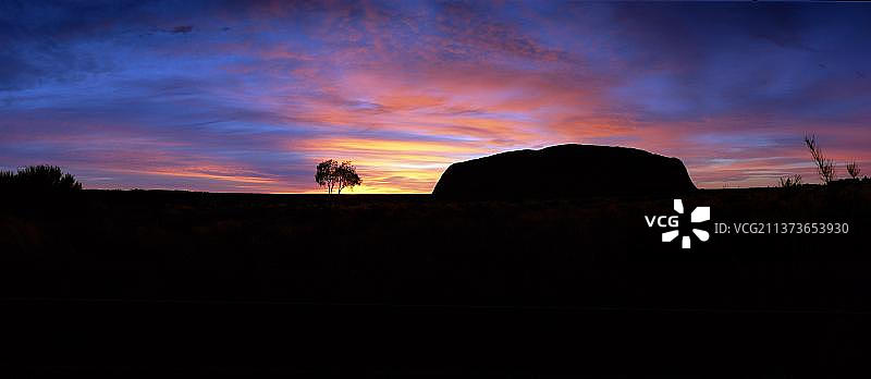 澳大利亚北领地艾尔斯岩的黎明图片素材