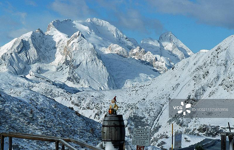 意大利南蒂罗尔，马尔莫拉达山群山峰图片素材