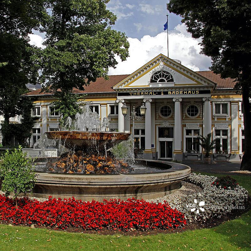德国莱茵兰-普法尔茨州巴特诺因阿尔-阿尔魏勒温泉浴场、澡堂、喷泉、花坛图片素材