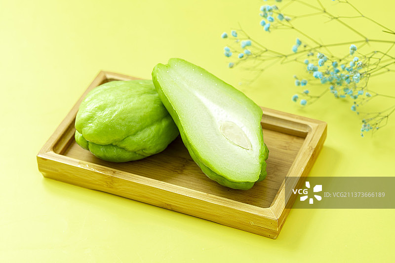 佛手瓜特写黄色莫兰迪色系背景图片素材