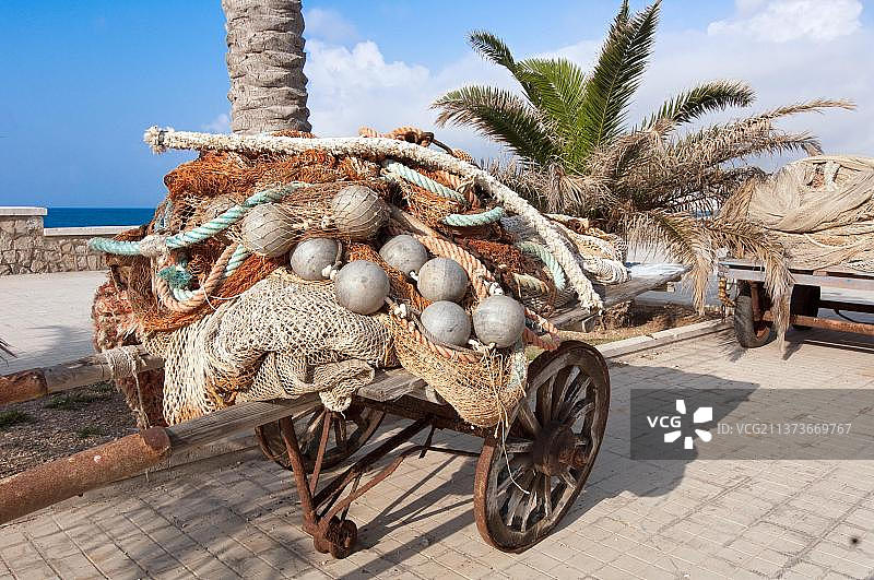 欧洲西西里岛特拉帕尼的渔网和木制车图片素材