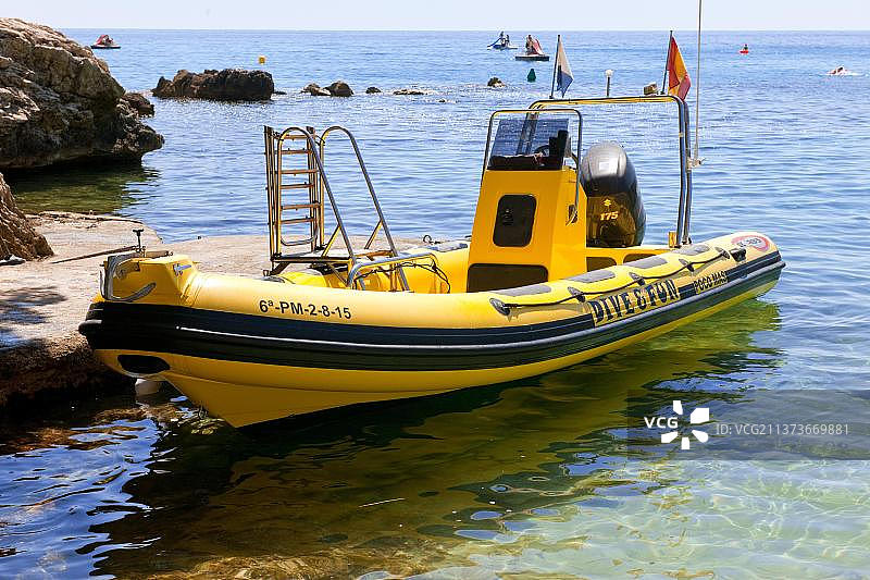 硬壳充气艇，带驾驶舱的充气艇，地中海图片素材