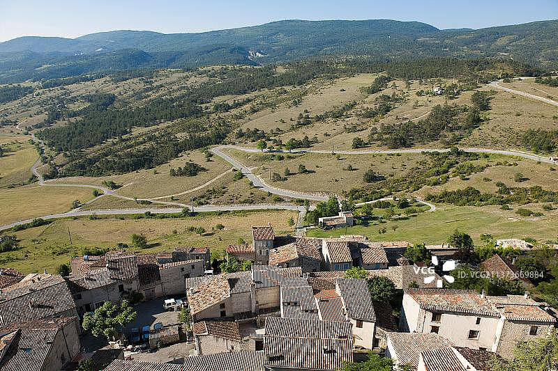 韦尔东峡谷边缘的特里冈斯中世纪村庄，法国图片素材