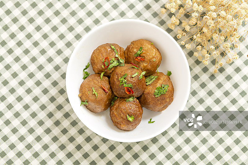 红烧丸子特写格子桌布背景图片素材