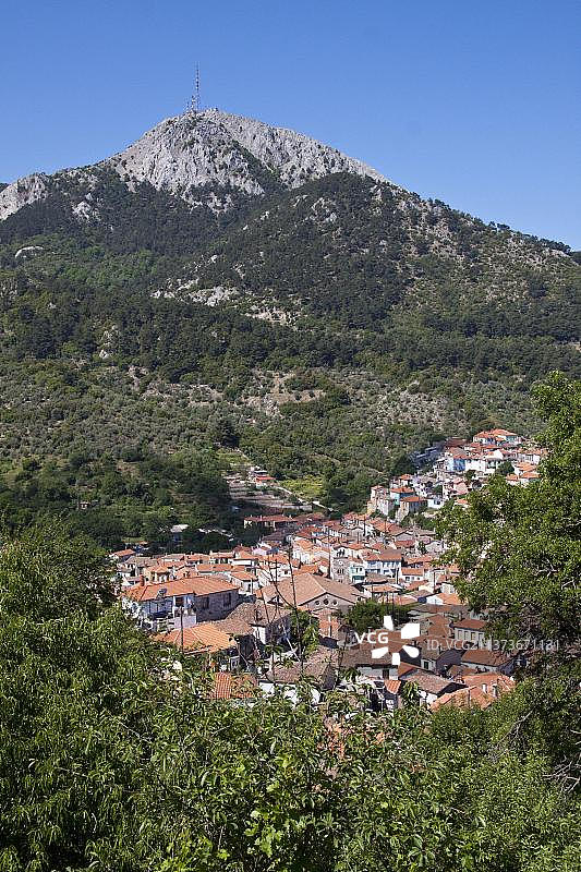 希腊奥林波斯山下的莱斯沃斯岛阿基亚索斯村庄图片素材