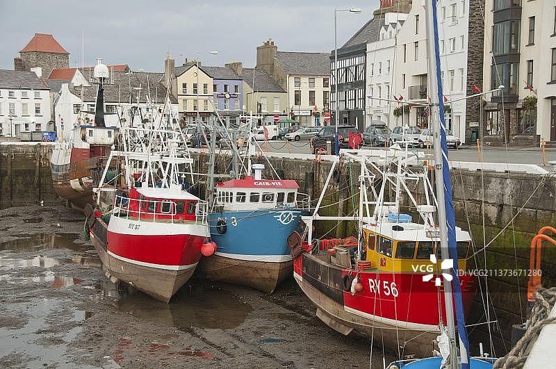 马恩岛拉姆齐沿海城镇港口停泊的渔船图片素材