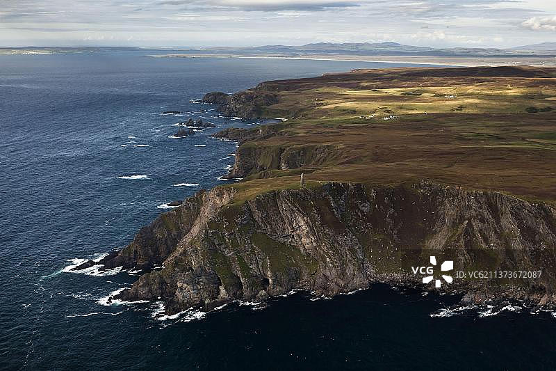 苏格兰艾莱岛海岸线航拍：悬崖与纪念碑图片素材