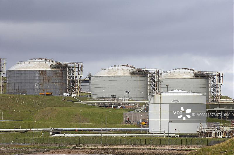 设得兰群岛萨洛姆沃伊油田的储油罐和液化天然气站（英国，欧洲）图片素材