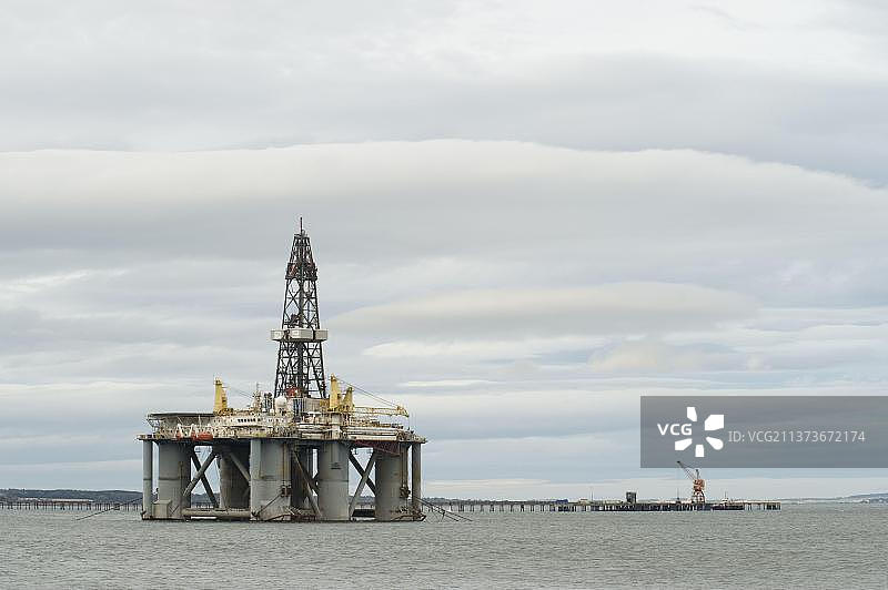 停靠在海岸附近的石油钻井平台图片素材