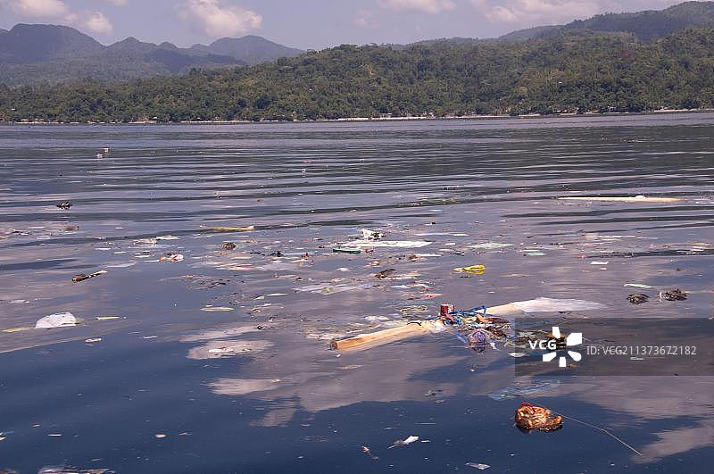 印度尼西亚马鲁古群岛安汶岛班达海上漂浮的垃圾图片素材