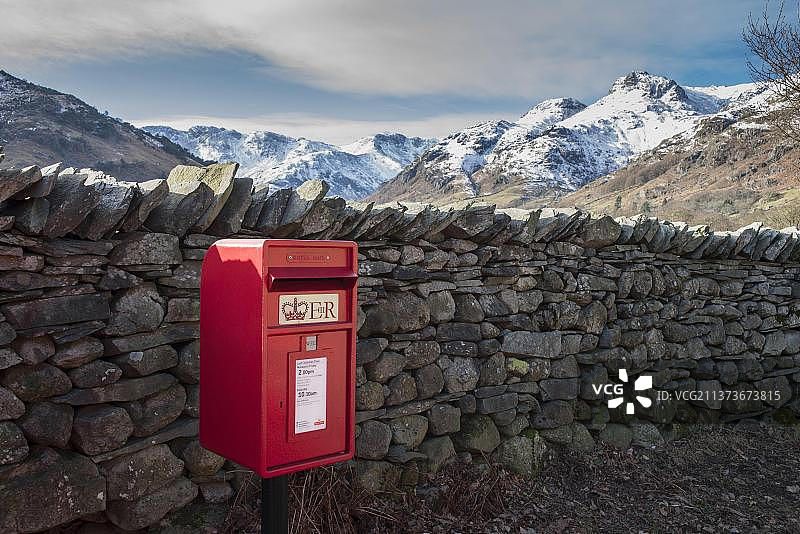 英格兰湖区雪景：干石墙旁皇家邮政邮箱图片素材