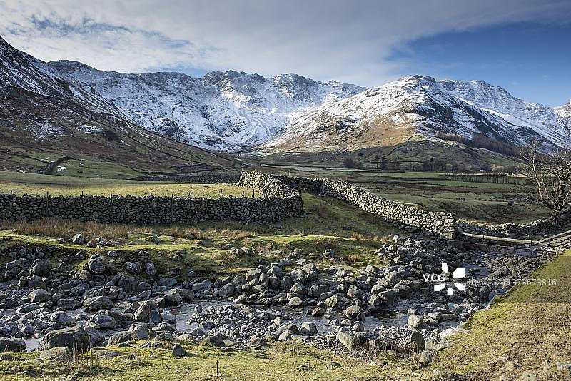 英格兰坎布里亚郡湖区国家公园朗代尔山谷岩石溪流风光图片素材
