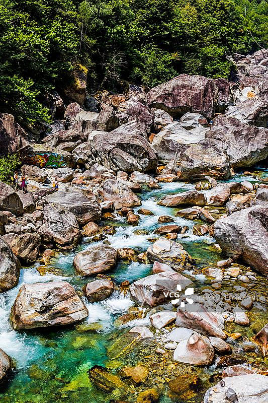 韦尔扎斯卡山谷的冲刷岩石景观，瑞士提契诺图片素材