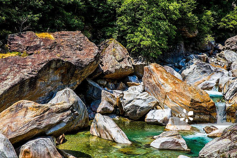 韦尔扎斯卡山谷的冲刷岩石景观，瑞士提契诺图片素材