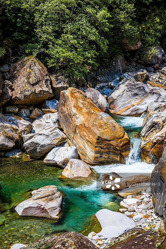 韦尔扎斯卡山谷的冲刷岩石景观，瑞士提契诺图片素材