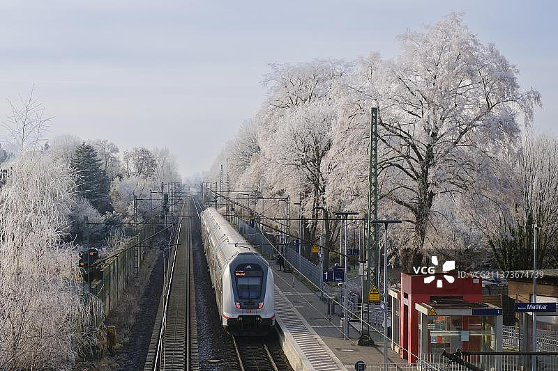 驶向多特蒙德的城际列车，途经德国北莱茵-威斯特法伦州图片素材
