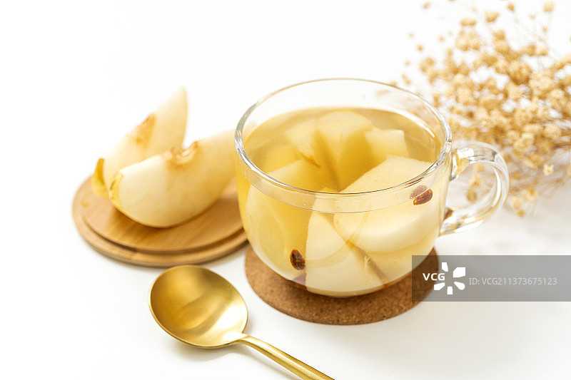 冰糖梨水特写白色背景图片素材