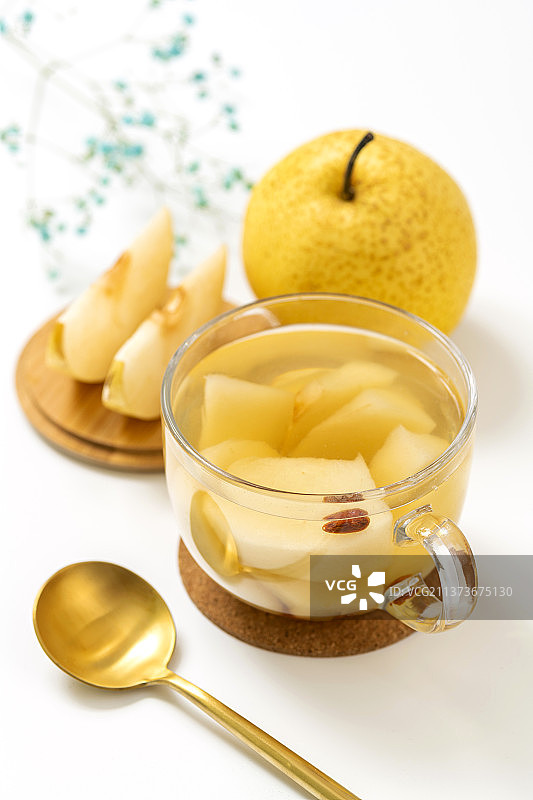 冰糖梨水特写白色背景图片素材