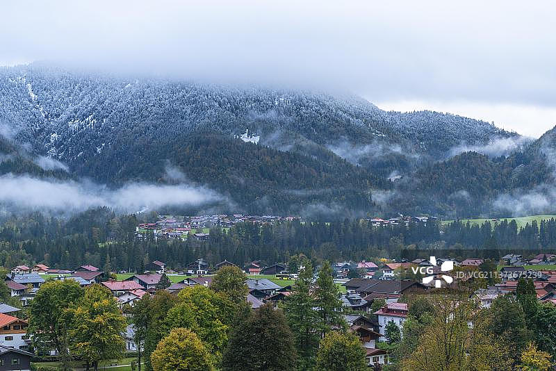 秋季寒冷的早晨，山间有霜图片素材