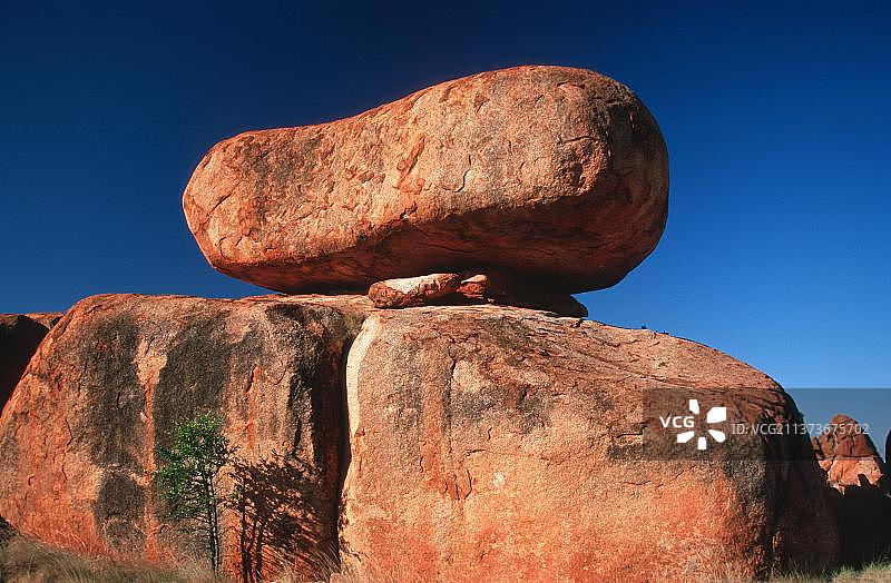 澳大利亚坦南特溪附近的魔鬼大理石图片素材