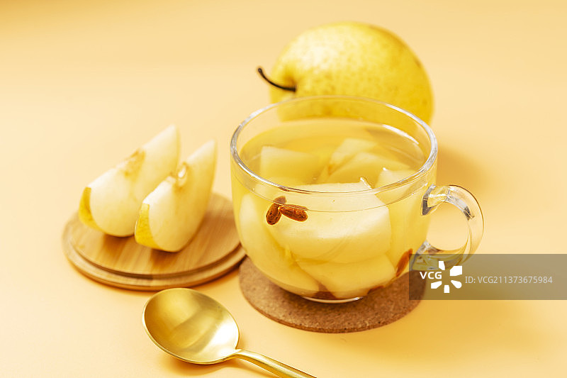 冰糖梨水梨汤特写黄绿色背景图片素材