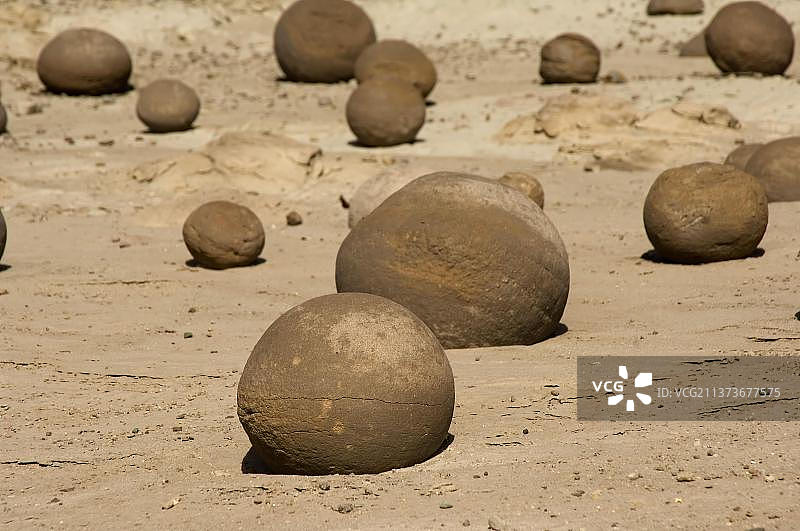 月亮谷锥形地、滚球场和蠕虫，位于阿根廷圣胡安省伊沙瓜拉斯托自然保护区图片素材