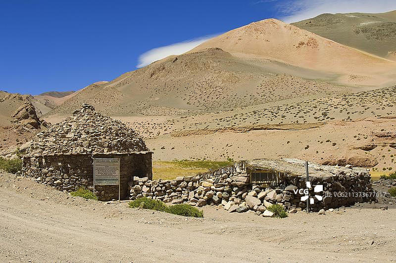 布拉瓦泻湖佩农避难所，维库尼亚斯国家保护区，安第斯山脉，拉里奥哈省，阿根廷，石屋，避难所，南美洲图片素材